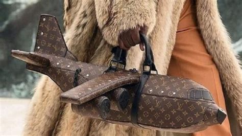 Vuitton presenta una BORSA a forma di AEREO che costa più di 